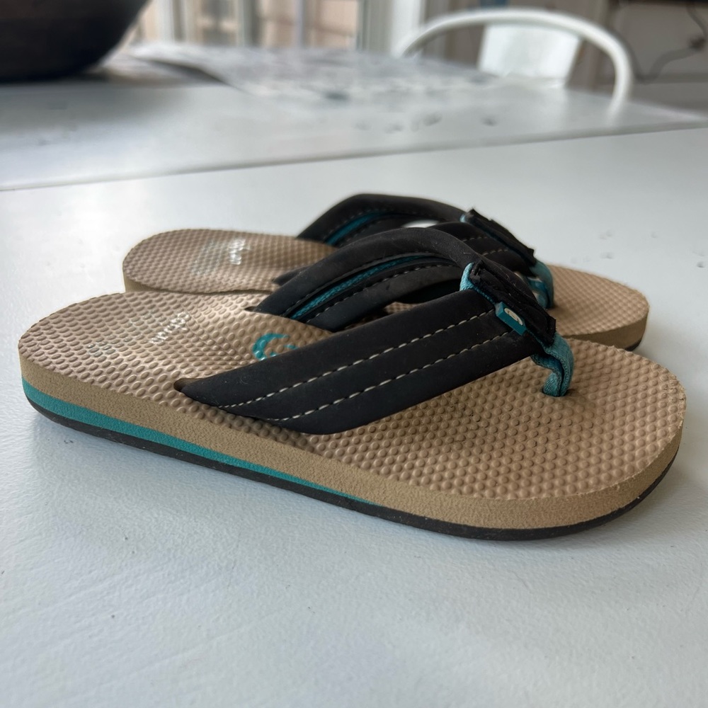 Cobian kid flip flops size 11.5